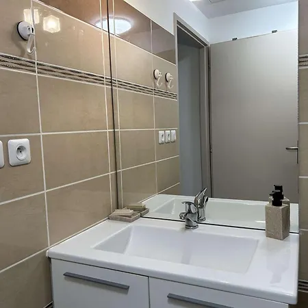 T3 Avec Terrasse, Clim, Parking, Proche - - Fr-1-225c-138 Apartment *